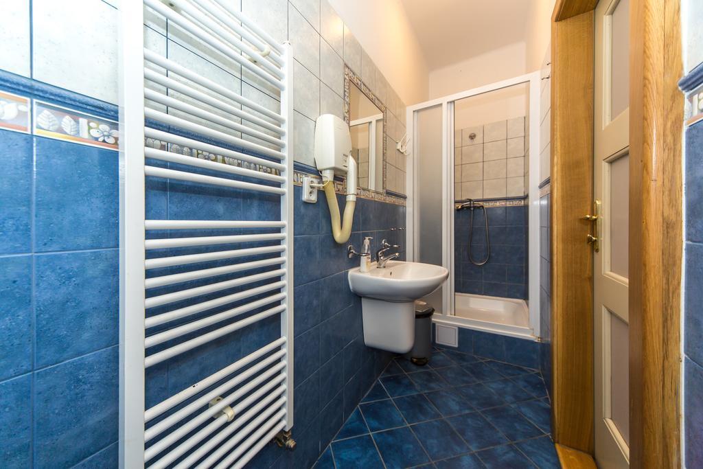Hostel Mango Прага Экстерьер фото
