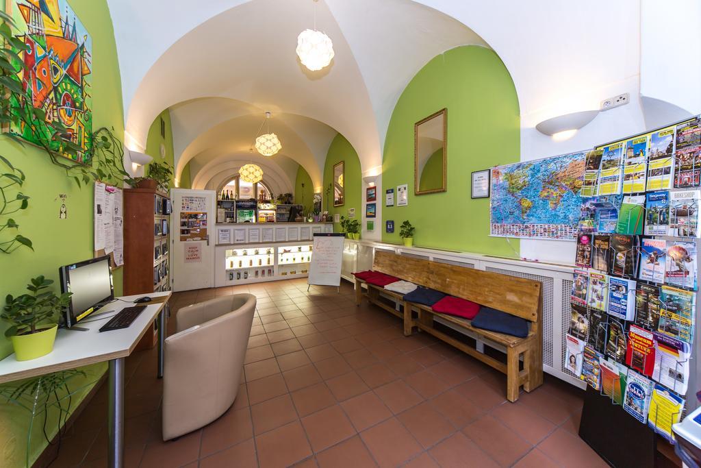 Hostel Mango Прага Экстерьер фото