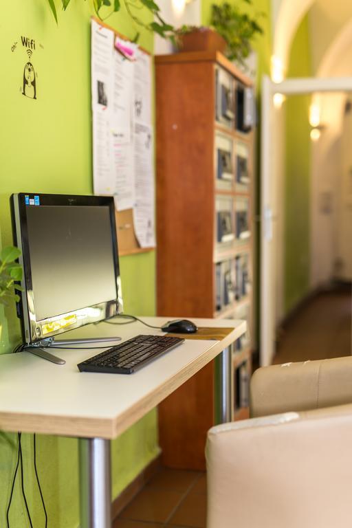 Hostel Mango Прага Экстерьер фото